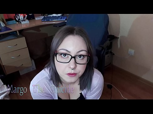 ❤️ 眼鏡をかけたセクシーな少女がカメラに向かってディルドを深くしゃぶる ❤️❌ ロシアポルノ ❌️❤